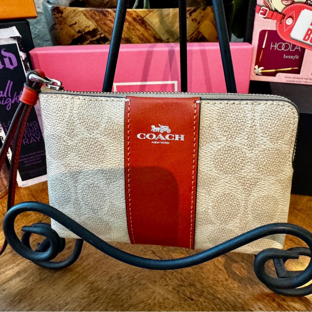 👜 BRAND NEW Coach Large Corner Zip Wristlet